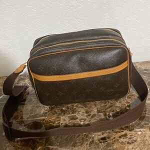 LV messenger bag in good used condition see pictures and ask questions